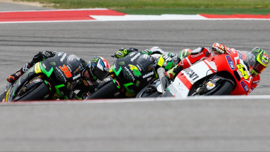 Crutchlow tenta segurar a pressão de Bradley Smith e Espargaró | <a href="https://beta-develop.quatrorodas.abril.com.br/moto/noticias/marquez-passeia-vence-gp-austin-motogp-779654.shtml" rel="migration">Leia mais</a>