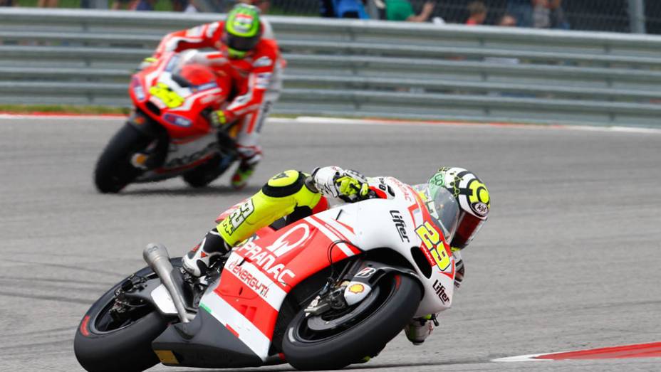 Um dos destaques da prova foi Andrea Iannone que fez sua melhor prova na categoria | <a href="https://beta-develop.quatrorodas.abril.com.br/moto/noticias/marquez-passeia-vence-gp-austin-motogp-779654.shtml" rel="migration">Leia mais</a>