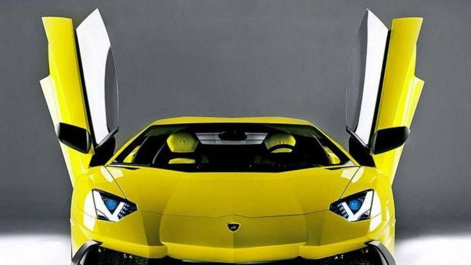 O modelo vem equipado com motor 6.5 V12, que entrega 720 cavalos de potência | <a href="https://beta-develop.quatrorodas.abril.com.br/saloes/xangai/2013/lamborghini-aventador-lp720-4-50-anniversario-738879.shtml" rel="migration">Leia mais</a>