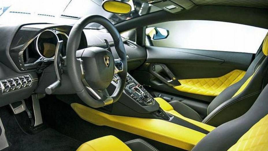 Por dentro, as mudanças são menos significativas, mas incluem revestimento em couro com dois tons e acabamento em fibra de carbono | <a href="%20https://beta-develop.quatrorodas.abril.com.br/saloes/xangai/2013/lamborghini-aventador-lp720-4-50-anniversario-738879.shtml" rel="migration">L</a>