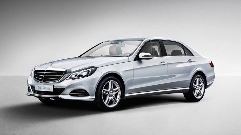 O sed&atilde; premium tem um comprimento total de 5.019 mil&iacute;metros | <a href="https://beta-develop.quatrorodas.abril.com.br/saloes/xangai/2013/mercedes-benz-e-class-739220.shtml" rel="migration">Leia mais</a>
