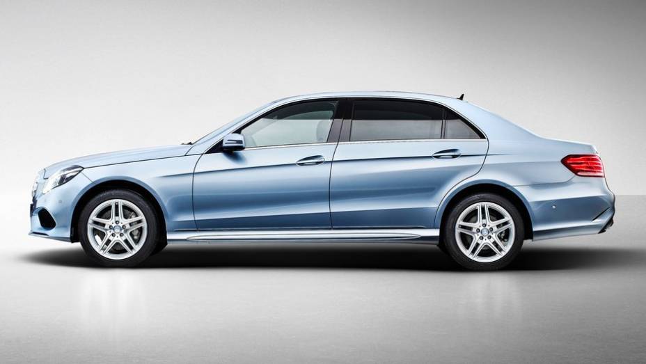 Sua dist&acirc;ncia entre eixos foi ampliada para 3.014 mil&iacute;metros por 140 mil&iacute;metros, trazendo 14 cent&iacute;metros de espa&ccedil;o adicional para as pernas dos passageiros traseiros | <a href="%20https://beta-develop.quatrorodas.abril.com.br/saloes/xangai/2013/mercedes-benz-e-class-7392" rel="migration"></a>