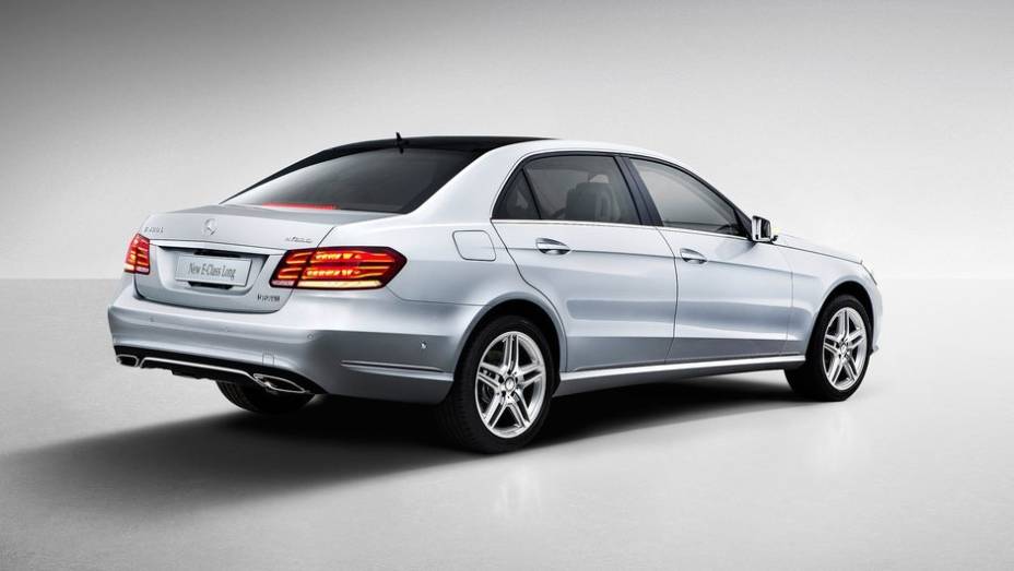 Ele representa uma vers&atilde;o de chassis longo do recente facelift do E-Class que ser&aacute; vendido exclusivamente na China | <a href="%20https://beta-develop.quatrorodas.abril.com.br/saloes/xangai/2013/mercedes-benz-e-class-739220.shtml" rel="migration">Leia mais</a>