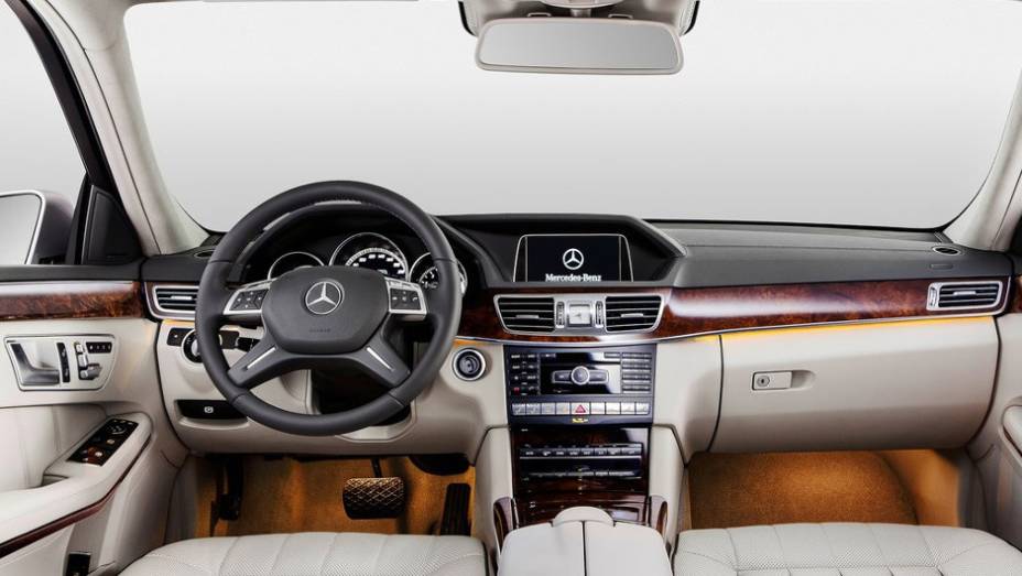 Interior sofisticado da Mercedes-Benz | <a href="https://beta-develop.quatrorodas.abril.com.br/saloes/xangai/2013/mercedes-benz-e-class-739220.shtml" rel="migration">Leia mais</a>