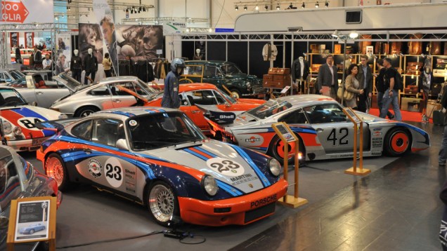 V&aacute;rios carros de corrida foram expostos na feira, incluindo os cl&aacute;ssicos Porsche 911 da equipe Martini Racing