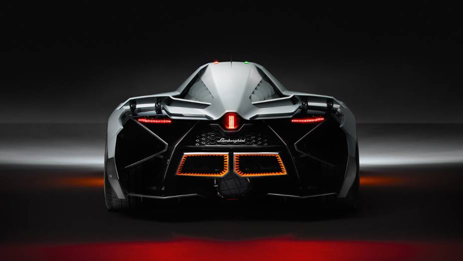 Para reduzir o peso, a Lamborghini apostou na vasta utilização de fibra de carbono na carroceria | <a href="%20https://beta-develop.quatrorodas.abril.com.br/noticias/fabricantes/lamborghini-cria-egoista-concept-741099.shtml" rel="migration">Leia mais</a>