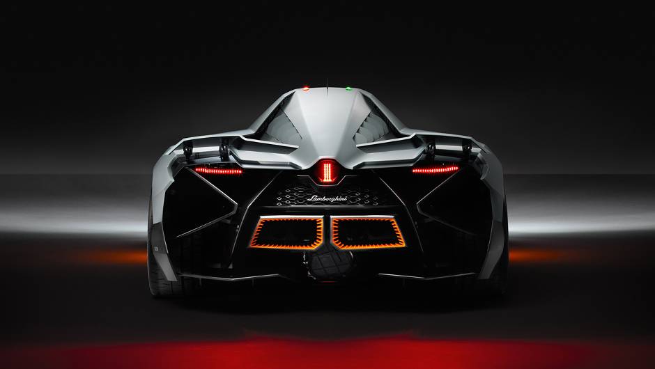 Para reduzir o peso, a Lamborghini apostou na vasta utiliza&ccedil;&atilde;o de fibra de carbono na carroceria | <a href="%20https://beta-develop.quatrorodas.abril.com.br/noticias/fabricantes/lamborghini-cria-egoista-concept-741099.shtml" rel="migration">Leia mais</a>