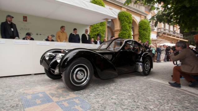 Bugatti 1938, que pertence ao estilista Ralph Lauren, venceu o Concorso dEleganza Villa dEste | <a href="https://beta-develop.quatrorodas.abril.com.br/noticias/fabricantes/bugatti-1938-ralph-lauren-vence-concurso-elegancia-742534.shtml" rel="migration">Leia mais</a> Bugatti 1938, que pertence ao estilista Ralph Lauren, venceu o Concorso dEleganza Villa dEste | <a href="https://beta-develop.quatrorodas.abril.com.br/noticias/fabricantes/bugatti-1938-ralph-lauren-vence-concurso-elegancia-742534.shtml" rel="migration">Leia mais</a>