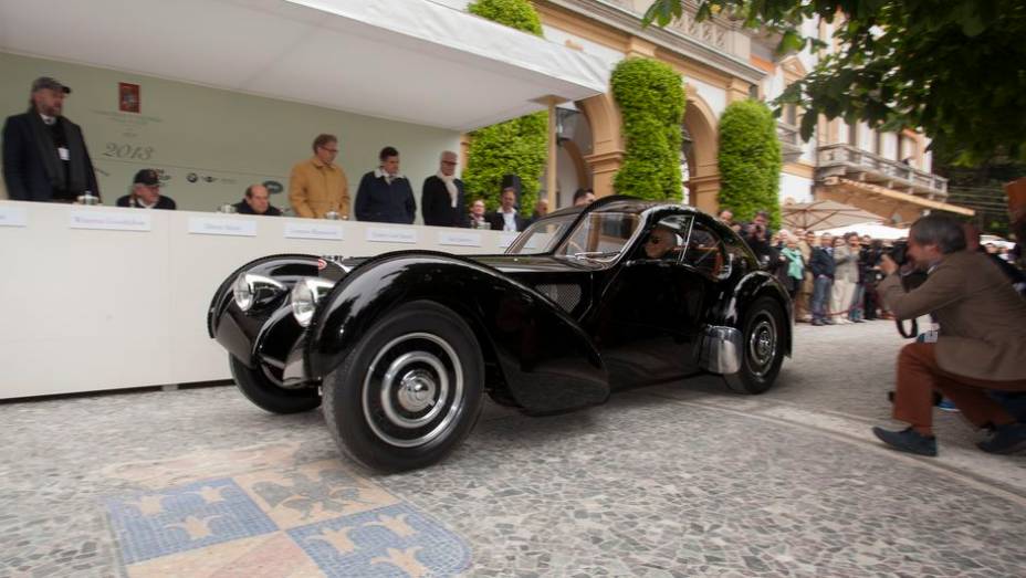 Bugatti 1938, que pertence ao estilista Ralph Lauren, venceu o Concorso dEleganza Villa dEste | <a href="https://beta-develop.quatrorodas.abril.com.br/noticias/fabricantes/bugatti-1938-ralph-lauren-vence-concurso-elegancia-742534.shtml" rel="migration">Leia mais</a>