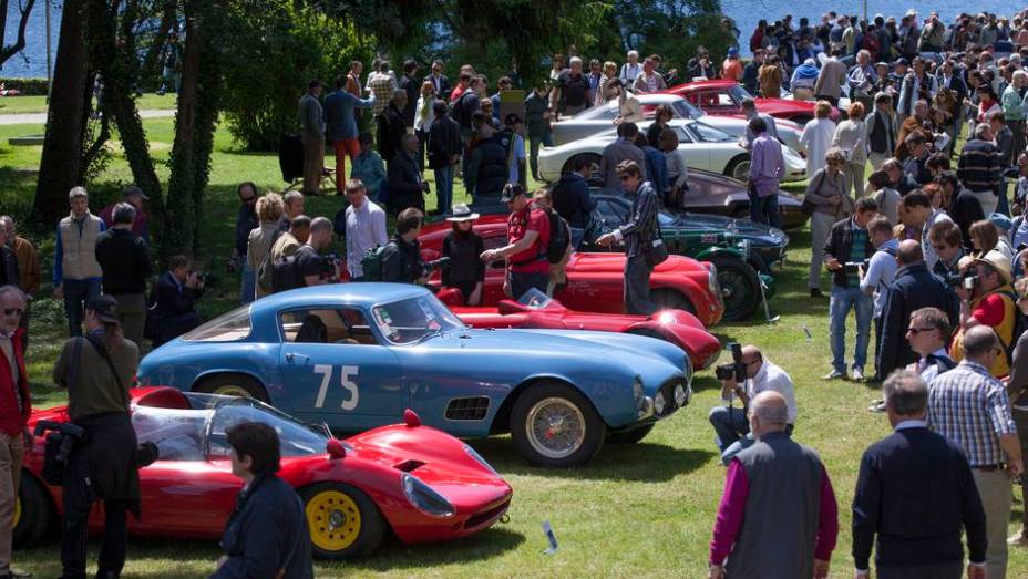 Ferrari Dino 166P / 206P de 1965 (vermelha com rodas amarelas) e Ferrari 250 GT Tour de France 1956 (azul, n&uacute;mero 75)