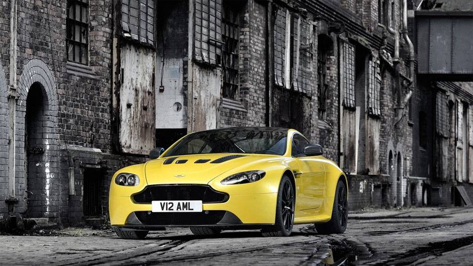 O coup&eacute; esportivo substituir&aacute; o V12 Vantage e passa a ser o carro de rua mais r&aacute;pido j&aacute; produzido pela fabricante brit&acirc;nica depois do One-77 | <a href="%20https://beta-develop.quatrorodas.abril.com.br/noticias/fabricantes/aston-martin-revela-v12-vantage-s-742642.shtml" rel="migration">L</a>