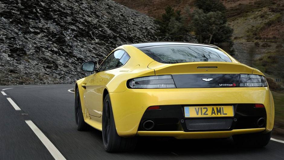 A velocidade m&aacute;xima alcan&ccedil;ada pelo modelo &eacute; de 330 km/h | <a href="https://beta-develop.quatrorodas.abril.com.br/noticias/fabricantes/aston-martin-revela-v12-vantage-s-742642.shtml" rel="migration">Leia mais</a>