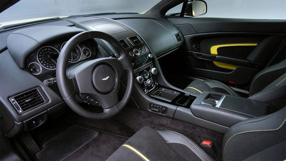 Internamente o modelo apresenta bancos esportivos atualizados e duas op&ccedil;&otilde;es de revestimento em couro | <a href="%20https://beta-develop.quatrorodas.abril.com.br/noticias/fabricantes/aston-martin-revela-v12-vantage-s-742642.shtml" rel="migration">Leia mais</a>