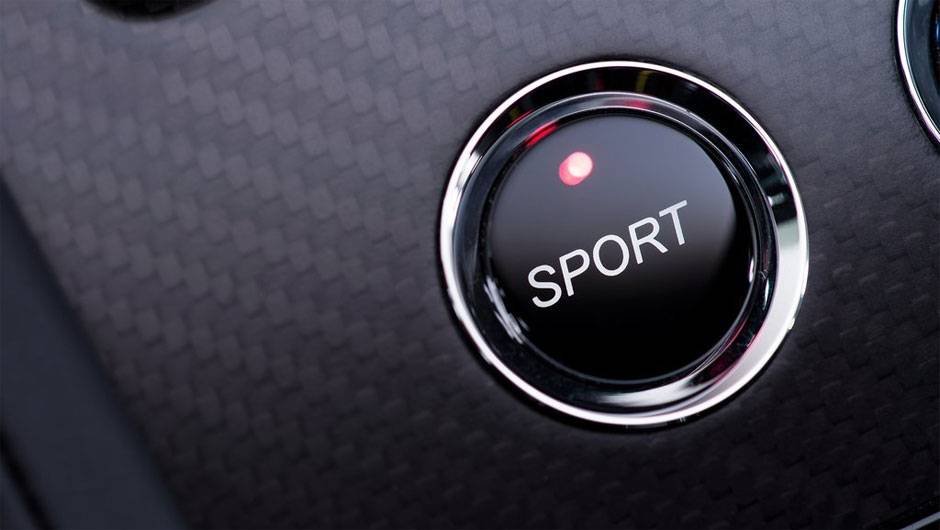 Detalhe do bot&atilde;o do modo de dire&ccedil;&atilde;o Sport | <a href="https://beta-develop.quatrorodas.abril.com.br/noticias/fabricantes/aston-martin-revela-v12-vantage-s-742642.shtml" rel="migration">Leia mais</a>