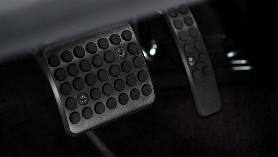 Detalhe dos pedais | <a href="https://beta-develop.quatrorodas.abril.com.br/noticias/fabricantes/aston-martin-revela-v12-vantage-s-742642.shtml" rel="migration">Leia mais</a>