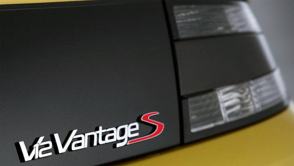 Aston Martin V12 Vantage S | <a href="https://beta-develop.quatrorodas.abril.com.br/noticias/fabricantes/aston-martin-revela-v12-vantage-s-742642.shtml" rel="migration">Leia mais</a>