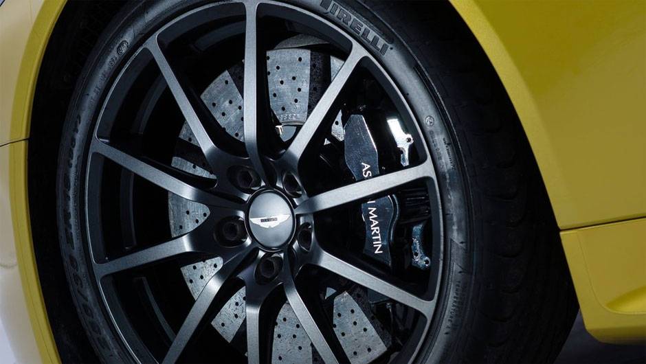 Por fora, o coup&eacute; ganhou fibra de carbono na grade frontal e rodas de liga-leve escuras | <a href="https://beta-develop.quatrorodas.abril.com.br/noticias/fabricantes/aston-martin-revela-v12-vantage-s-742642.shtml" rel="migration">Leia mais</a>