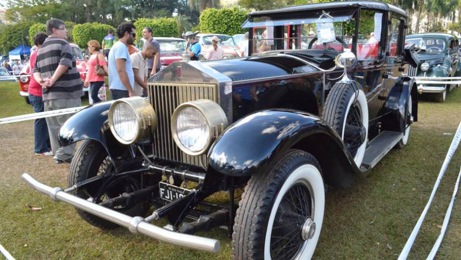 18º Encontro Paulista de Autos Antigos: Troféu The Best in Show, foi destinado ao Rolls-Royce 1928 | <a href="https://beta-develop.quatrorodas.abril.com.br/noticias/classicos//encontro-paulista-autos-antigos-movimenta-aguas-lindoia-feriado-742932.shtml" rel="migration">Leia mais</a>