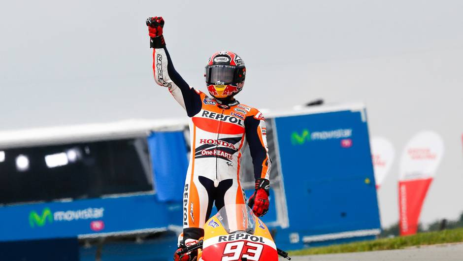 Espanhol comemora mais uma vit&oacute;ria. | <a href="https://beta-develop.quatrorodas.abril.com.br/moto/noticias/motogp-mais-vez-marquez-790805.shtml" rel="migration">Leia mais</a>