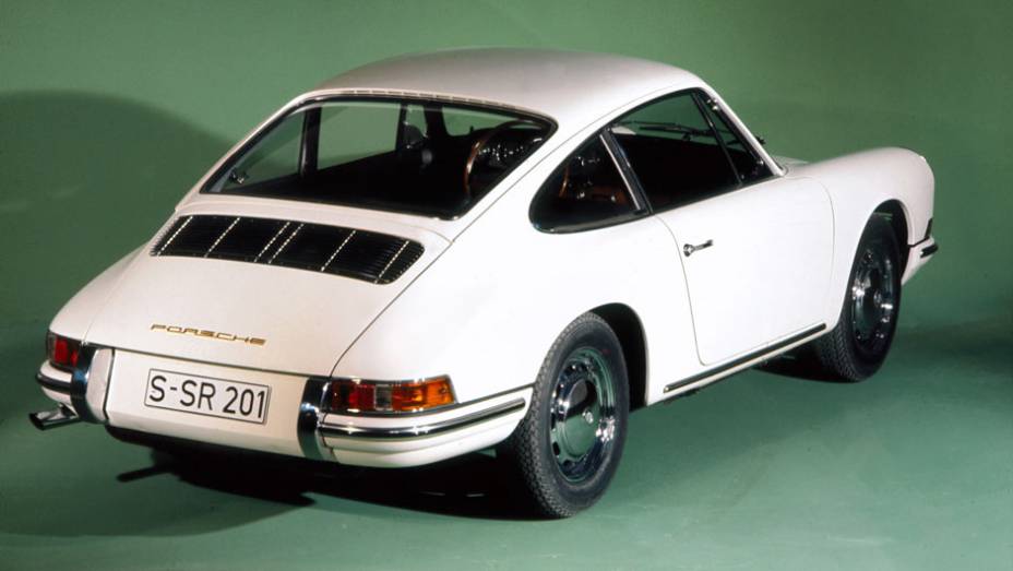 911 2.0 1965 - Motor boxer traseiro refrigerado a ar seguia a mesma tecnologia e arquitetura que Ferdinand Porsche havia desenvolvido para o Fusca | <a href="%20https://beta-develop.quatrorodas.abril.com.br/reportagens/classicos/porsche-911-50-anos-748361.shtml" rel="migration">Leia mai</a>