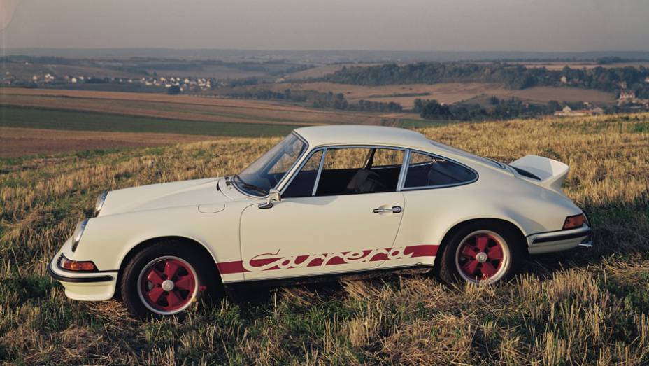 911 Carrera RS 2.7 1973 - Al&eacute;m da pot&ecirc;ncia maior, o nome Carrera exposto nas laterais e o aerof&oacute;lio criaram um mito da &eacute;poca