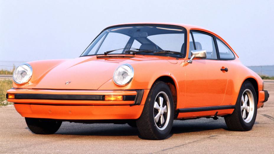 911 Carrera 1974 (Modelo G) - A primeira atualização priorizou a segurança, mas tratou de manter-se fiel ao 911 original | <a href="%20https://beta-develop.quatrorodas.abril.com.br/reportagens/classicos/porsche-911-50-anos-748361.shtml" rel="migration">Leia mais</a>