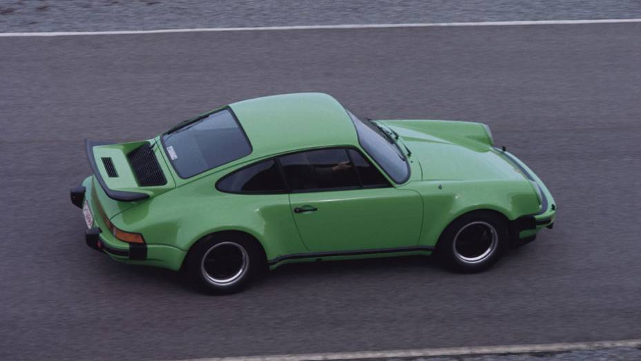 911 Turbo 3.0 1975 (Modelo G) - Com ele começou a febre do turbo, equipamento adotado por vários fabricantes | <a href="%20https://beta-develop.quatrorodas.abril.com.br/reportagens/classicos/porsche-911-50-anos-748361.shtml" rel="migration">Leia mais</a>