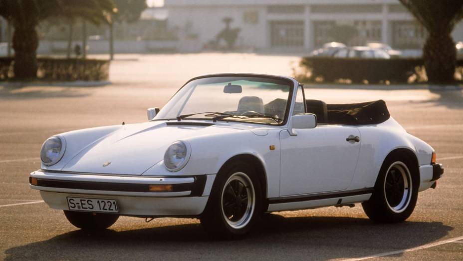 911 Carrera S Cabriolet 1983 (Modelo G) - O 911 esperou bem mais que o 356 para ter uma versão conversível, mas, desde então, ela nunca faltou | <a href="%20https://beta-develop.quatrorodas.abril.com.br/reportagens/classicos/porsche-911-50-anos-748361.shtml" rel="migration">Leia mais</a>