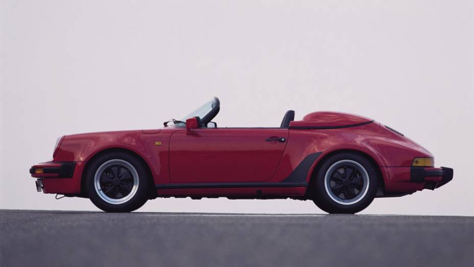 911 Carrera Speedster 1989 (Modelo G) - Resgatada a vers&atilde;o aberta com para-brisa mais baixo, famosa pelo 356