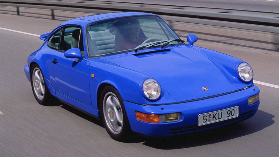 911 Carrera 2.4 3.6 1988 (964) - Ao reconhecer apenas os novos para-choques envolventes, &eacute; dif&iacute;cil prever que 85% das pe&ccedil;as eram novas tamb&eacute;m na nova gera&ccedil;&atilde;o<a href="//beta-develop.quatrorodas.abril.com.br/reportagens/classicos/porsche-911-50-anos-748361.shtm" rel="migration"></a>