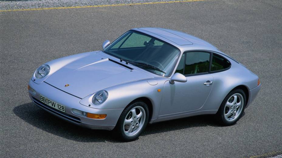 911 Carrera 1994 (993) - O último 911 a ar era identificável pelos faróis inclinados | <a href="%20https://beta-develop.quatrorodas.abril.com.br/reportagens/classicos/porsche-911-50-anos-748361.shtml" rel="migration">Leia mais</a>