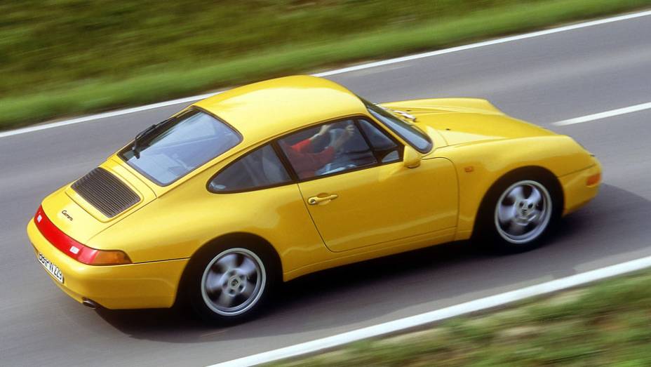 911 Carrera 1994 (993) - Os para-choques foram camuflados como parte da carroceria, tornando o desenho mais leve e moderno | <a href="%20https://beta-develop.quatrorodas.abril.com.br/reportagens/classicos/porsche-911-50-anos-748361.shtml" rel="migration">Leia mais</a>