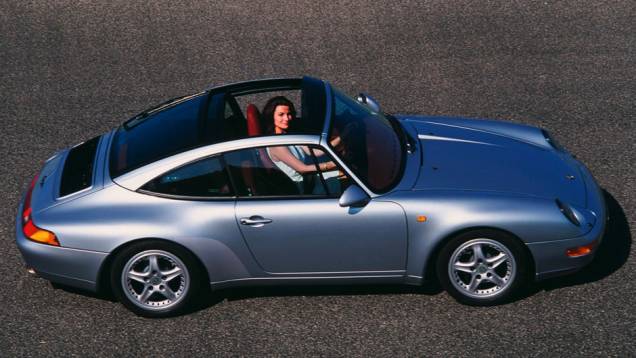 911 Targa 1996 (993) - Com um vidro elétrico deslizante, a versão Targa era reinventada | <a href="%20https://beta-develop.quatrorodas.abril.com.br/reportagens/classicos/porsche-911-50-anos-748361.shtml" rel="migration">Leia mais</a> 911 Targa 1996 (993) - Com um vidro elétrico deslizante, a versão Targa era reinventada | <a href="%20https://beta-develop.quatrorodas.abril.com.br/reportagens/classicos/porsche-911-50-anos-748361.shtml" rel="migration">Leia mais</a>