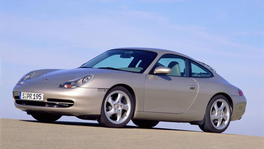 911 Carrera 2001 (996) - O primeiro 911 arrefecido a água era identificável pelos faróis com piscas embutidos num único elemento | <a href="%20https://beta-develop.quatrorodas.abril.com.br/reportagens/classicos/porsche-911-50-anos-748361.shtml" rel="migration">Leia mais</a>