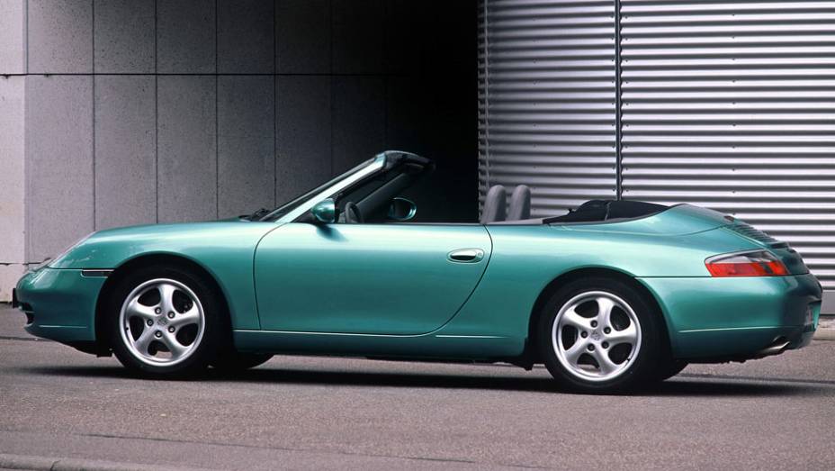 911 Carrera Cabriolet 1999 (996) - Nos novos motores, menor consumo, menos emiss&otilde;es e ru&iacute;dos; as lanternas voltavam a ser dois elementos independentes