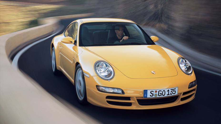 911 Carrera 2005 (997) - Far&oacute;is novamente circulares no esportivo que, b&aacute;sico, produzia 325 cv