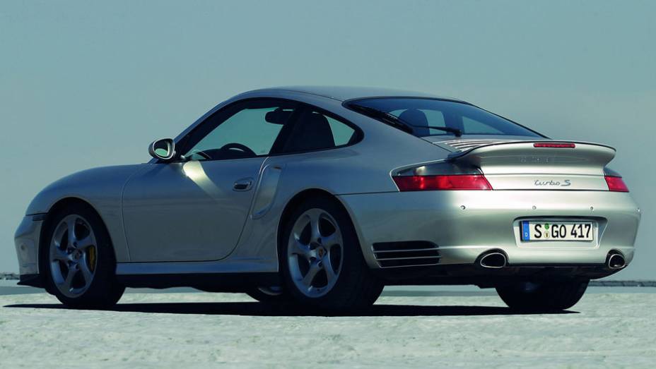 911 Turbo S 2005 (997) - Turbocompressor de geometria vari&aacute;vel. Inje&ccedil;&atilde;o direta e c&acirc;mbio PDK foram novidades dessa gera&ccedil;&atilde;o