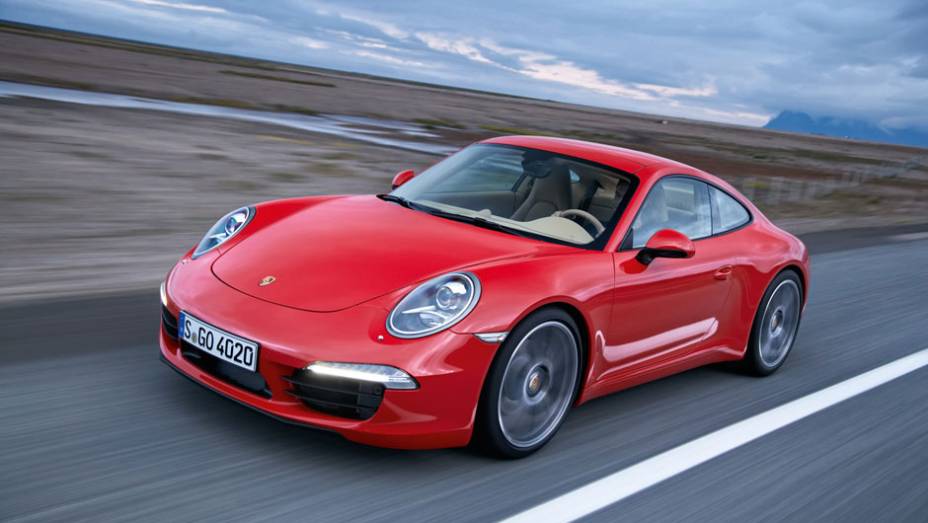 911 Carrera 2012 (991) - Maior, mais confortável, o novo 911 conseguia ser mais eficiente e econômico | <a href="%20https://beta-develop.quatrorodas.abril.com.br/reportagens/classicos/porsche-911-50-anos-748361.shtml" rel="migration">Leia mais</a>