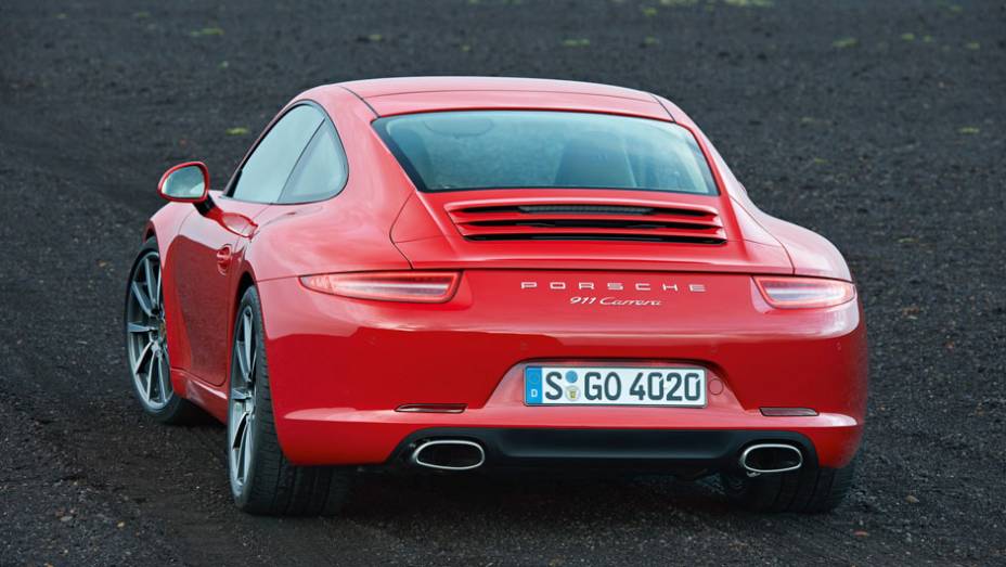 911 Carrera 2012 (991) - As lanternas bem mais finas sao uma clara distin&ccedil;&atilde;o em rela&ccedil;&atilde;o &agrave; gera&ccedil;&atilde;o anterior