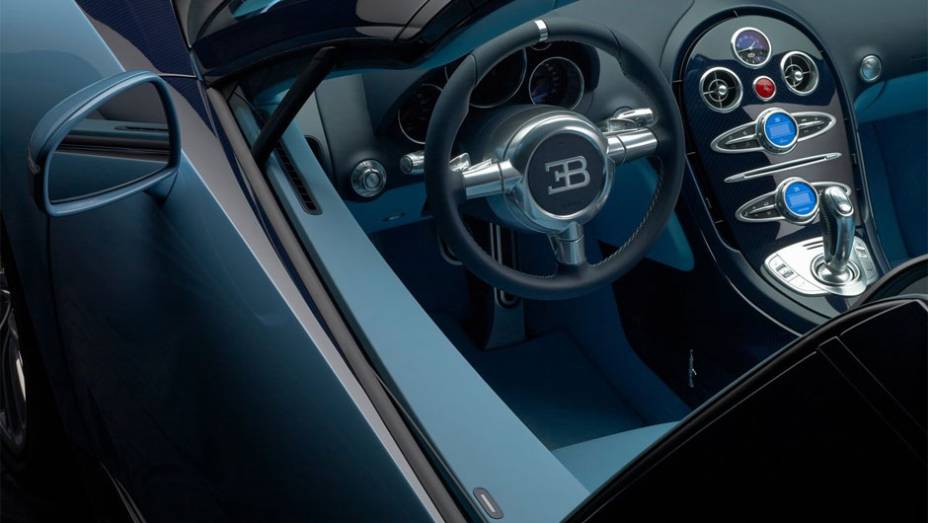 O interior de dois tons de azul conta os bancos e estofados de couro nas cores Bleu Wimille e Lake Blue | <a href="https://beta-develop.quatrorodas.abril.com.br/noticias/fabricantes/bugatti-revela-edicao-especial-veyron-grand-sport-vitesse-pebble-beach-750324.shtml" rel="migration">Le</a>