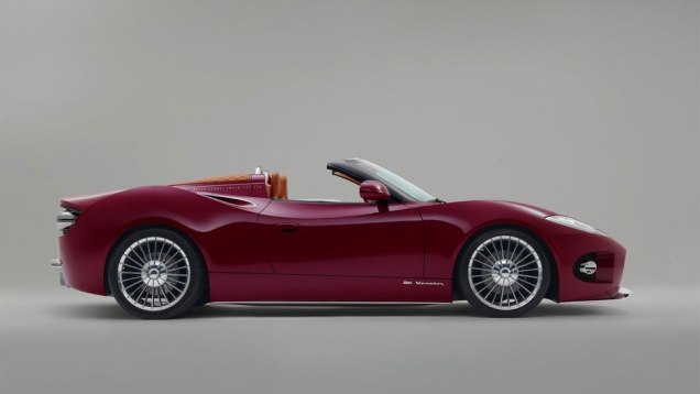 Modelo, equipado com um motor V6 de 380 cavalos, deve entrar em produ&ccedil;&atilde;o no final do pr&oacute;ximo ano | <a href="https://beta-develop.quatrorodas.abril.com.br/noticias/fabricantes/conceito-spyker-b6-venator-spyder-mostrado-pebble-beach-750325.shtml" rel="migration">Leia mais!</a>