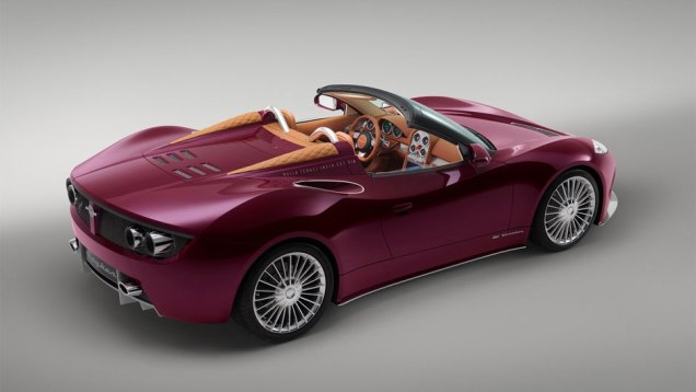 O elegante roadster tamb&eacute;m conta com far&oacute;is de LED, parte da carenagem revestida com couro, inscri&ccedil;&otilde;es "Nulla tenaci invia est via" ("Para o tenaz nenhuma estrada &eacute; intranspon&iacute;vel") | <a href="https://beta-develop.quatrorodas.abril.com.br/noticias/fabricantes/conceito-" rel="migration"></a>