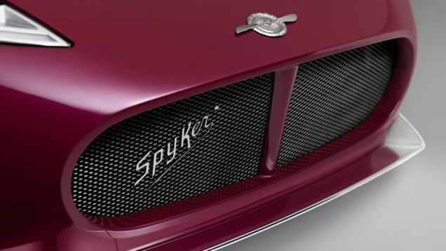 Detalhe da grade dianteira | <a href="https://beta-develop.quatrorodas.abril.com.br/noticias/fabricantes/conceito-spyker-b6-venator-spyder-mostrado-pebble-beach-750325.shtml" rel="migration">Leia mais!</a>