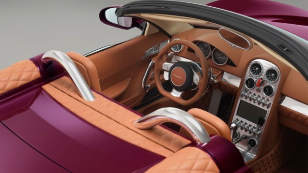 A cabine remete ao conceito anterior e vem muito bem equipada com estofamento em couro premium e painel com alumínio | <a href="https://beta-develop.quatrorodas.abril.com.br/noticias/fabricantes/conceito-spyker-b6-venator-spyder-mostrado-pebble-beach-750325.shtml" rel="migration">Leia</a> A cabine remete ao conceito anterior e vem muito bem equipada com estofamento em couro premium e painel com alumínio | <a href="https://beta-develop.quatrorodas.abril.com.br/noticias/fabricantes/conceito-spyker-b6-venator-spyder-mostrado-pebble-beach-750325.shtml" rel="migration">Leia</a>