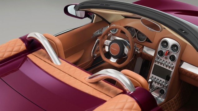 A cabine remete ao conceito anterior e vem muito bem equipada com estofamento em couro premium e painel com alum&iacute;nio | <a href="https://beta-develop.quatrorodas.abril.com.br/noticias/fabricantes/conceito-spyker-b6-venator-spyder-mostrado-pebble-beach-750325.shtml" rel="migration">Leia</a>