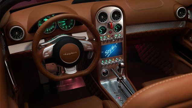 Visual do painel &eacute; inspirado em aeronaves | <a href="https://beta-develop.quatrorodas.abril.com.br/noticias/fabricantes/conceito-spyker-b6-venator-spyder-mostrado-pebble-beach-750325.shtml" rel="migration">Leia mais!</a>