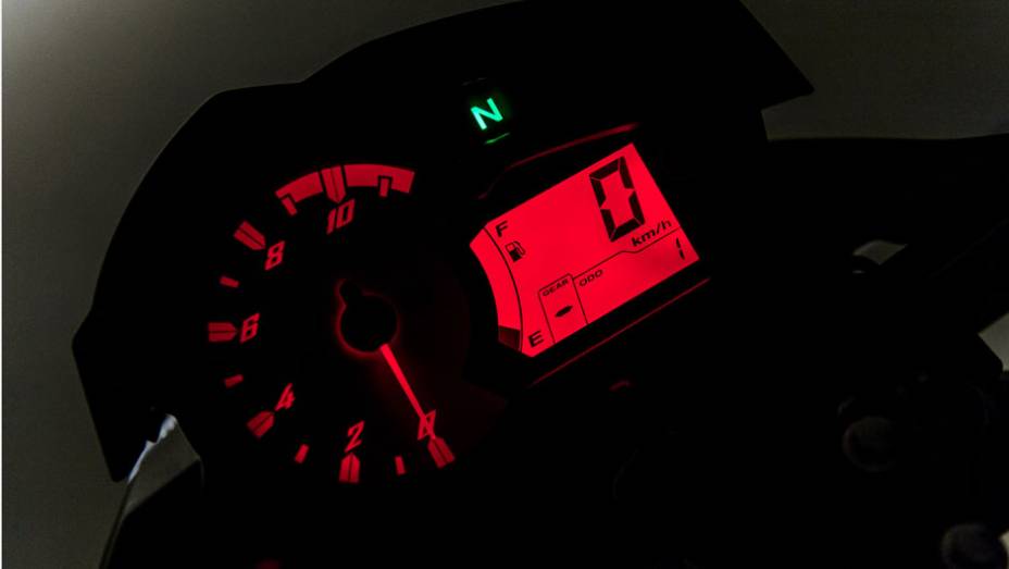 Ambas as vers&otilde;es apresentam painel completo, com mostrador digital e indicador de marcha | <a href="https://beta-develop.quatrorodas.abril.com.br/moto/noticias/yamaha-lanca-ys150-fazer-r-7-390-00-752066.shtml" rel="migration">Leia mais</a>