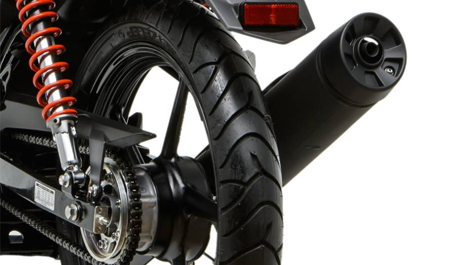 Moto conta com freio a disco na roda dianteira, mas a tambor na traseira | <a href="https://beta-develop.quatrorodas.abril.com.br/moto/noticias/yamaha-lanca-ys150-fazer-r-7-390-00-752066.shtml" rel="migration">Leia mais</a>