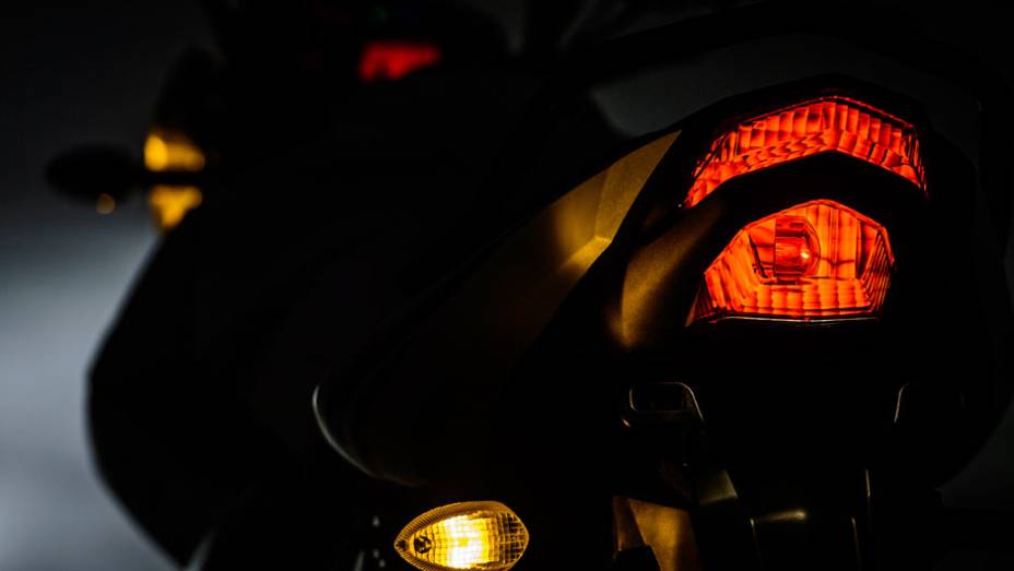 O motor da nova Yamaha Fazer 150 desenvolve 12,2 cavalos de pot&ecirc;ncia a 7.500 rpm e um torque m&aacute;ximo de 1,28 mkgf a 5.500 rpm | <a href="https://beta-develop.quatrorodas.abril.com.br/moto/noticias/yamaha-lanca-ys150-fazer-r-7-390-00-752066.shtml" rel="migration">Leia mais</a>