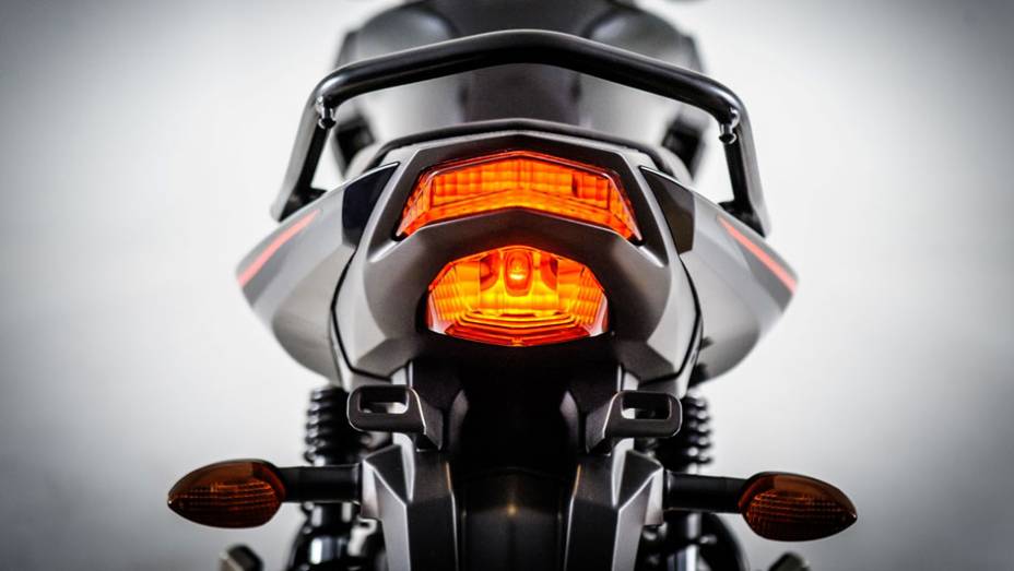 O perfil da rabeta &eacute; mais afilado, com &acirc;ngulo de inclina&ccedil;&atilde;o superior, o que deixa a garupa mais alta | <a href="https://beta-develop.quatrorodas.abril.com.br/moto/noticias/yamaha-lanca-ys150-fazer-r-7-390-00-752066.shtml" rel="migration">Leia mais</a>